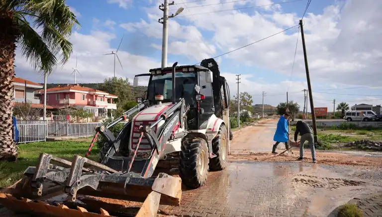 Şiddetli Yağış Ege'yi Vurdu: Hayat Durdu